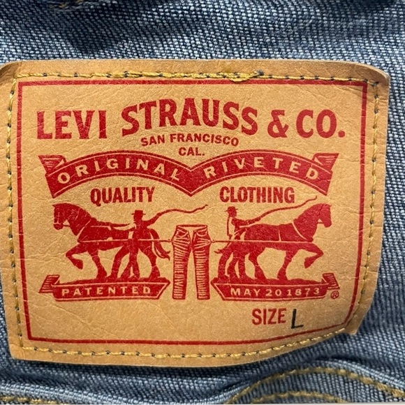 Levi's 
•Denim Blue Trucker Jacket
•Classic 90's Style 
•Casual  
•Size Large - Picture 3 of 8